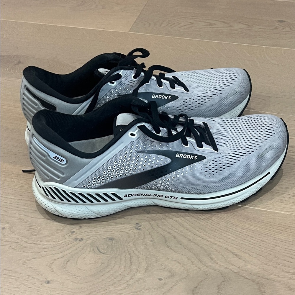 Men’s Brooks Adrenaline size 10
